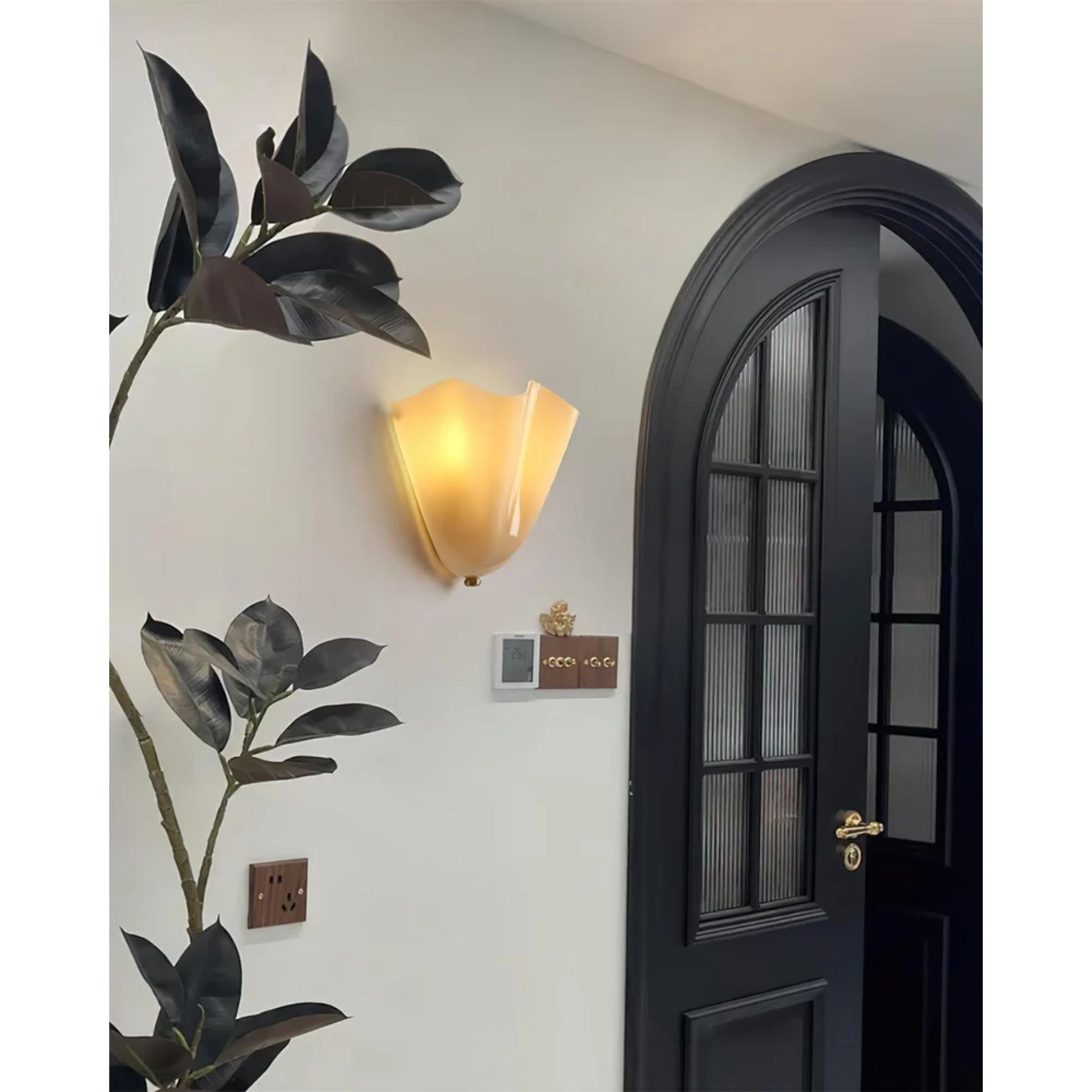 Leaf Wall Lamp - Decorative Botanical Metal Sconce